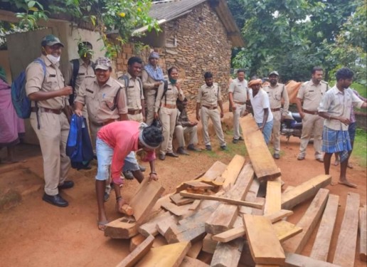 वन-विभाग का एक्शन मोड़ एक्टिवेटड : जगदलपुर व माचकोट परिक्षेत्र की संयुक्त टीम ने की 12 लाख रूपए की 172 नग इमारती चीरान जप्त