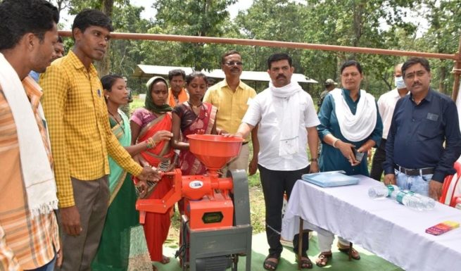 ग्रामीणों के बीच विधायक ‘विक्रम मंडावी’ ने मनाया मुख्यमंत्री ‘भूपेश बघेल’ का जन्मदिन, संतोषपुर के ग्रामीणों ने वीडियो कॉल पर दी शुभकामनाएं