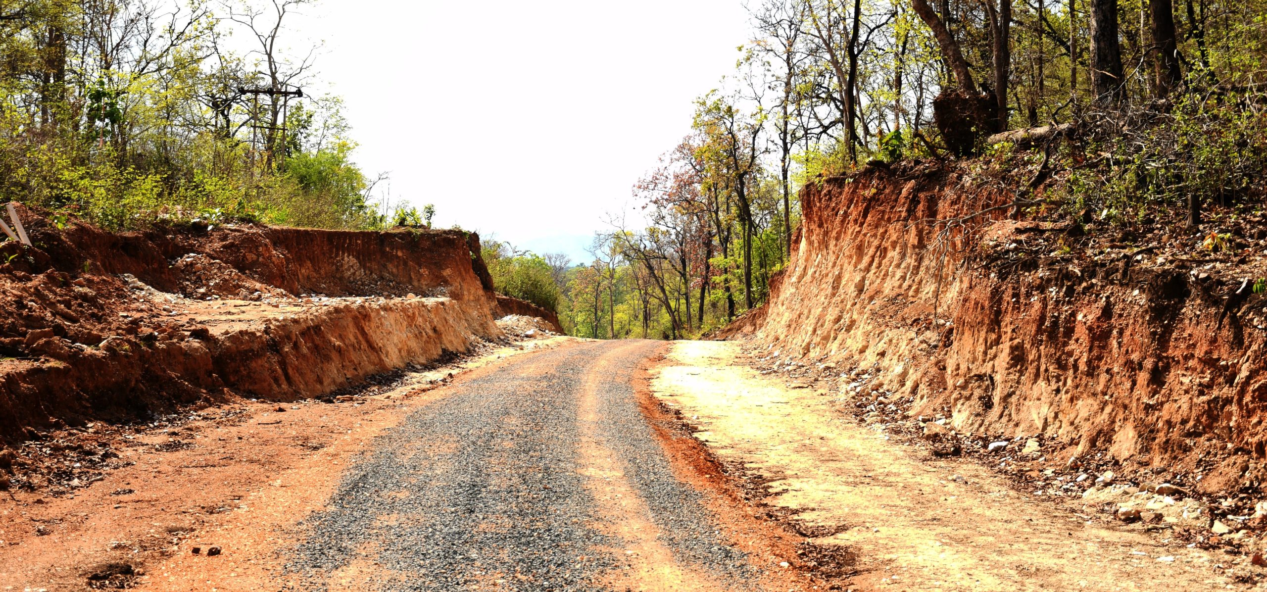 पहाड़ों को काटकर प्रशासन ने बनाई सड़क, पहाड़ों से गिरे गांव तक पहुंच मार्ग बनने से ग्रामीणों को मिली राहत