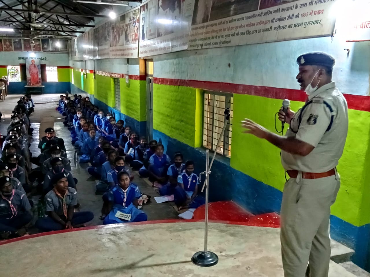 यातायात नियमों व सड़क सुरक्षा के संबंध में जागरूकता लाने यातायात पुलिस पहुंची छात्र-छात्राओं के बीच, वाहन चलाते वक्त सावधानियां बरतने व दुर्घटना में घायलों की मदद करने की अपील