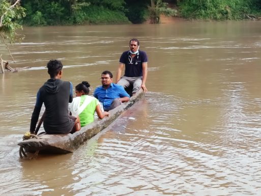 दशकों से जिस डोंगी से ग्रामीण आते थे ईलाज कराने अब डोंगिनुमा नाव से दवाइयां लेकर गाँव पहुँचे अधिकारी, देखें वीडियो..