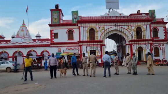 बस्तर-दशहरा से पहले शहर में सुरक्षा व्यवस्थाएं बढ़ी, बम डिस्पोजल व डॉग स्क्वॉयड द्वारा हो रही चेंकिग, शहर के एंट्री व एग्जिट पॉइंट्स पर भी पुलिस की पैनी नज़र