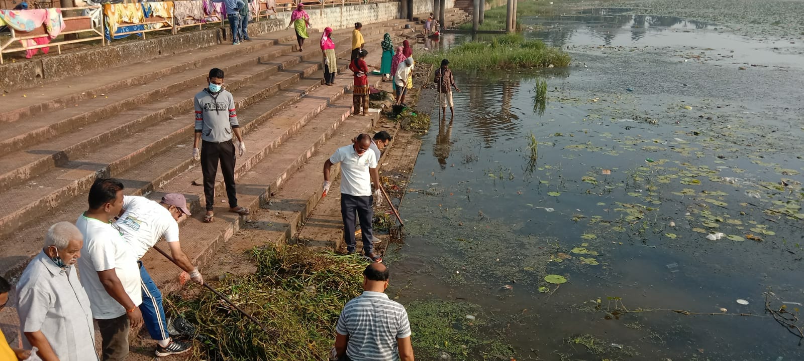 छठ पूजा के पूर्व गंगा मुंडा तालाब के घाट पर निगम प्रशासन चला रहा स्वच्छता सप्ताह, आम नागरिकों सहित सीआरपीएफ के जवानों ने किया श्रमदान, देखें वीडियो..