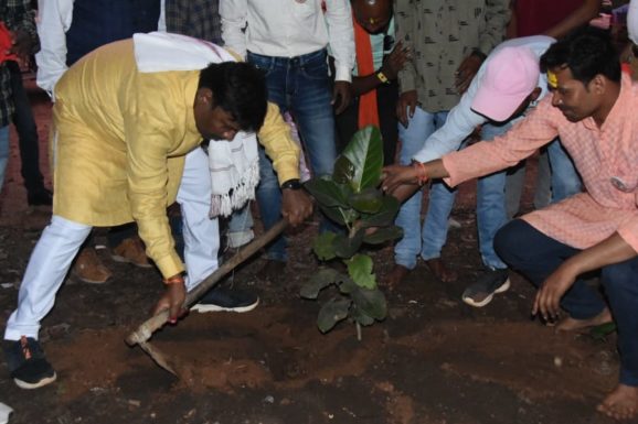 भाजपा प्रवक्ता ‘केदार कश्यप’ के जन्मदिन पर फैन्स ने किया रक्तदान, वृक्षारोपण व फलों का वितरण