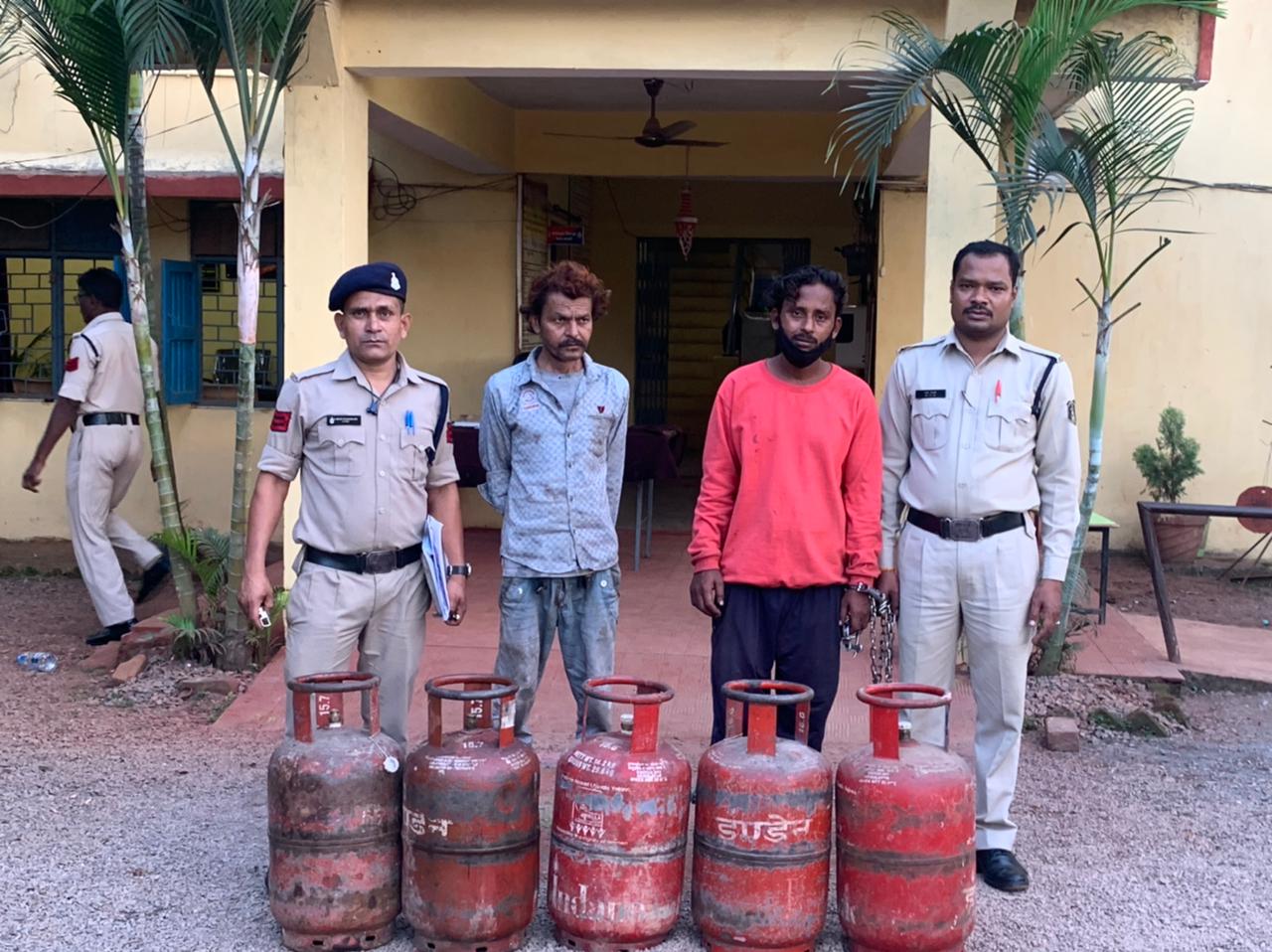 गैस सिलेन्डर चोरी करने वाले दो आरोपियों को बोधघाट पुलिस ने दबोचा, 05 सिलेंडर बरामद