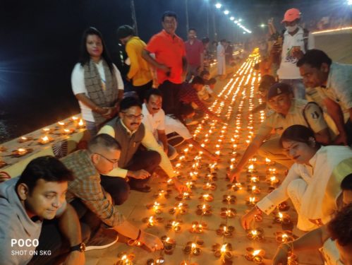 जिला-प्रशासन की पहल पर आयोजित दीपोत्सव कार्यक्रम में हजारों दियों की रोशनी से जगमगाया दलपत सागर, देखें वीडियो..