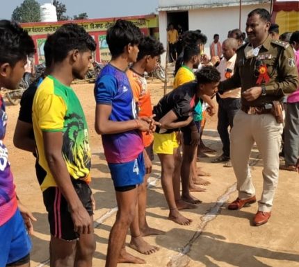 कम्युनिटी पुलिसिंग के अंतर्गत बाल दिवस सप्ताह के दरम्यान ग्रामीण अंचल में हुआ कबड्डी प्रतियोगिता का संयुक्त आयोजन, ग्रामीणों व खिलाड़ियों में दिखा उत्साह और उमंग