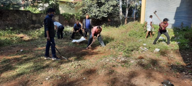 स्वच्छ और सुंदर जगदलपुर की कल्पना को साकार करने स्वच्छता अभियान के तहत संभागीय जनसंपर्क कार्यालय परिसर में की गई साफ-सफाई