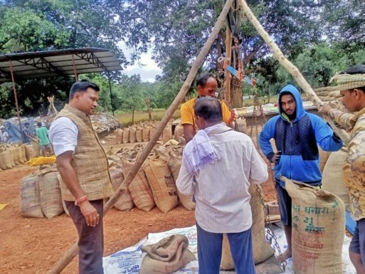 धान खरीदी शुरू होते ही किसानों के बीच पहुँचे भाजपा नेता जी. वेंकट, बेमौसम बारिश, बारदानों की कमी और अव्यवस्थाओं के बीच जूझ रहे किसान – जी वेंकट