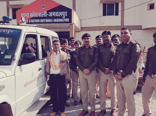 पुलिस की सख़्ती व नम्रता का पाठ तो सबने पढ़ा लेकिन आज भावुकता का पाठ पढ़ाया कोतवाली पुलिस ने, सेवानिवृत्त प्रधान आरक्षक को फूल बरसाकर दी विदाई, देखें वीडियो..