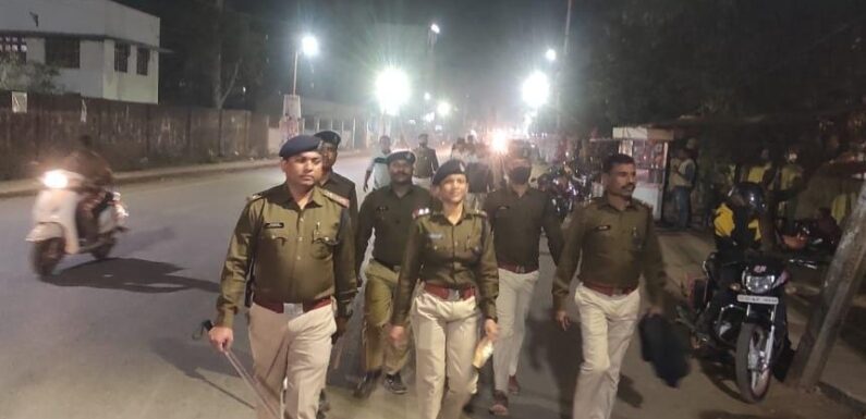 पैदल पेट्रोलिंग पर निकली बस्तर पुलिस : भीड़ वाले क्षेत्रों, मुसाफिर, गुंडे व निगरानी बदमाशों पर पैनी नजर