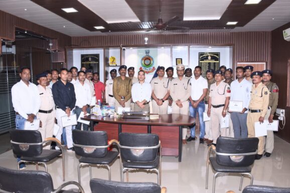 डबल मर्डर मिस्ट्री सुलझाने वाली बस्तर-पुलिस की टीम को एसपी मीणा ने किया सम्मानित