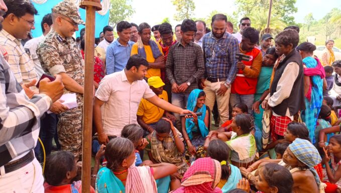 अतिसंवेदनशील गांव चांदामेटा में पहली बार दल-बल के साथ पहुंचे कलेक्टर बंसल, जनचौपाल लगाकर सुनी ग्रामीणों की समस्याएं और किया निराकरण