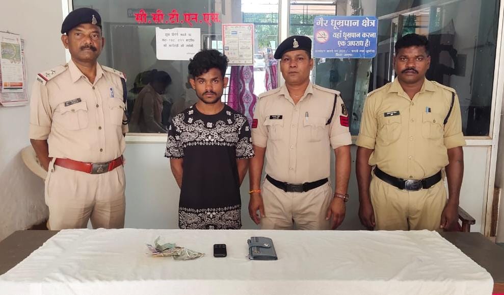 टाइम पूछने के बहाने छीनकर भागे महिला का पर्श, बस्तर पुलिस ने कुछ ही घंटों में पहुंचाया सलाखों के पीछे