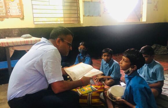 कलेक्टर ‘चंदन कुमार’ ने लगातार बारिश के बीच किया स्कूलों का औचक निरीक्षण, कहा : स्कूली बच्चों को कक्षाओं में बोर्ड वर्क करवाएं