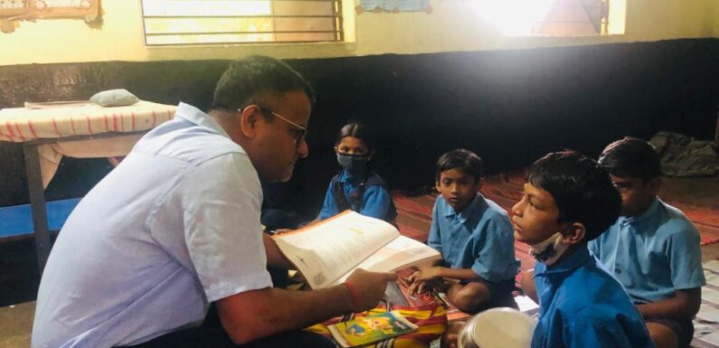 कलेक्टर ‘चंदन कुमार’ ने लगातार बारिश के बीच किया स्कूलों का औचक निरीक्षण, कहा : स्कूली बच्चों को कक्षाओं में बोर्ड वर्क करवाएं