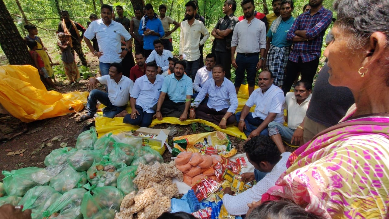 बाढ़ पीडितों के बीच तारलागुड़ा पहुंचे पूर्व मंत्री ‘महेश गागड़ा’ राहत सामाग्री वितरित कर जाना हालचाल, हर संभव मदद का दिया आश्वासन
