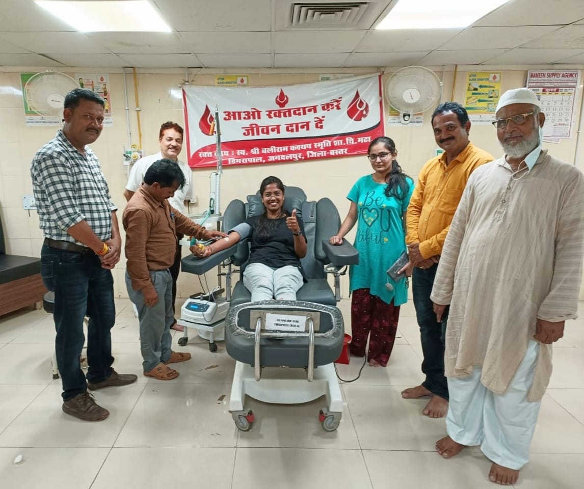 शहर को डेंगू से बचाने अब मातृशक्ति ने लिया जिम्मा : रक्त की बढ़ती मांग के बीच रक्तदान के लिए महिलाएं आ रही सामने