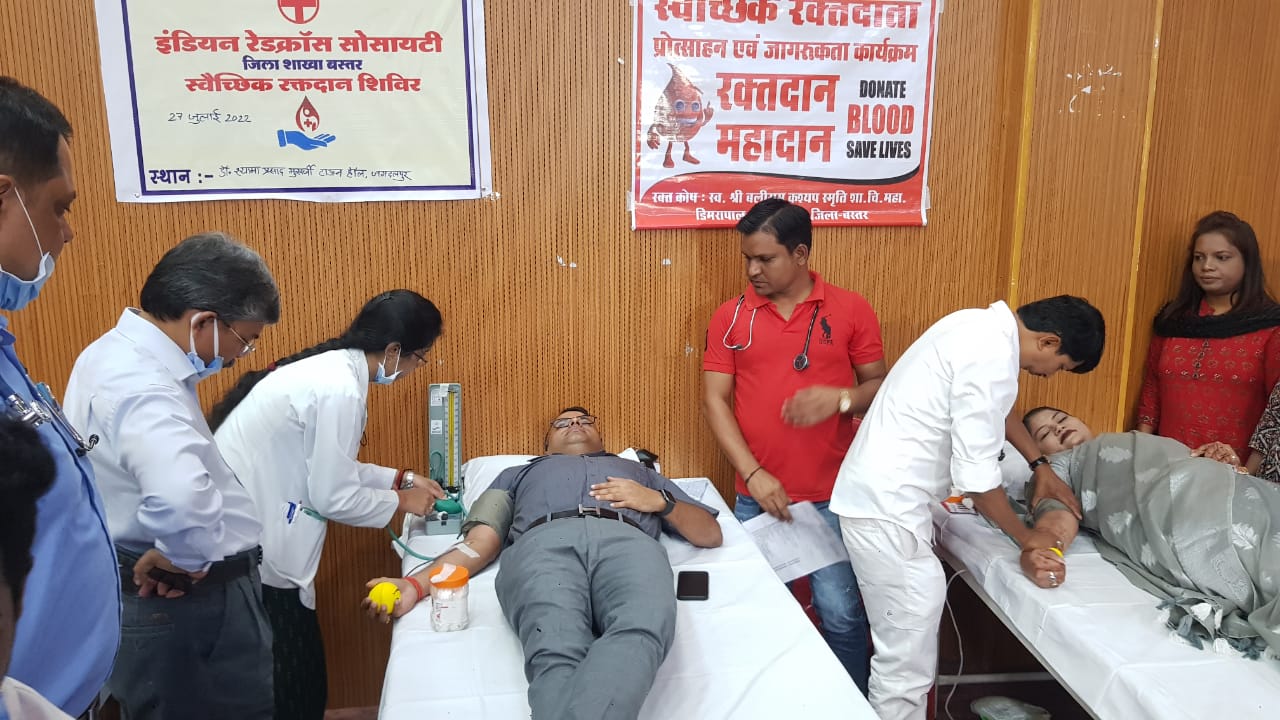 स्वैच्छिक रक्तदान शिविर में महापौर सफीरा साहू और कलेक्टर चंदन कुमार ने किया रक्तदान