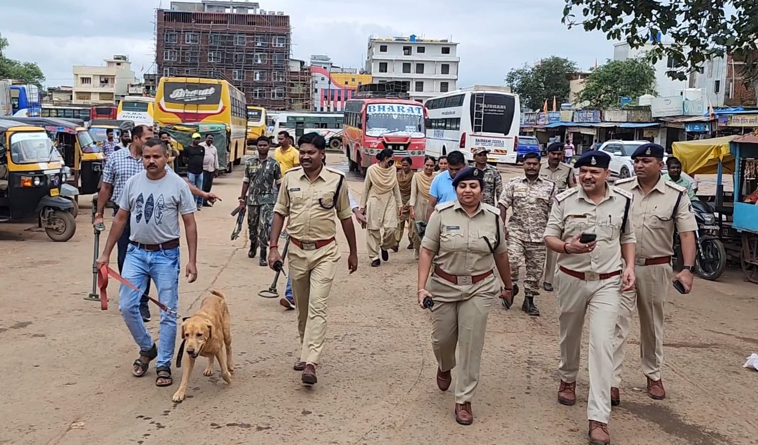 स्वतंत्रता दिवस से पहले बस्तर पुलिस का एक्शन मोड : संवेदनशील क्षेत्रों में पैदल गश्त व मोबाईल चेकपोस्ट लगाकर की जा रही चेकिंग