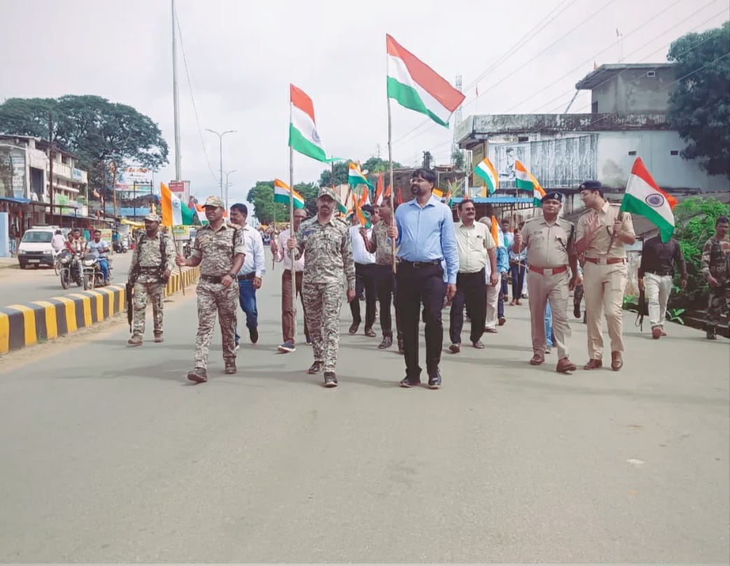 ‘हर घर तिरंगा, घर-घर तिरंगा’ के नारों से गूंजा बीजापुर शहर, कलेक्टर व एसपी की अगुवाई में हुआ आयोजन, मिनी स्टेडियम से शुरू कर जिला कार्यालय में हुआ तिरंगा रैली का समापन