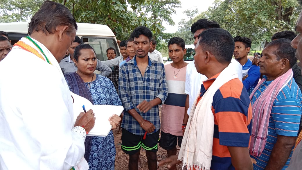 ग्रामीणों की समस्या से रूबरू होने धुर नक्सल पंचायत मुंडेर पहुँची जिपं सदस्य सुलोचना, कहा : विकास के पथ पर मुंडेर को आगे बढ़ाने की जिम्मेदारी मेरी