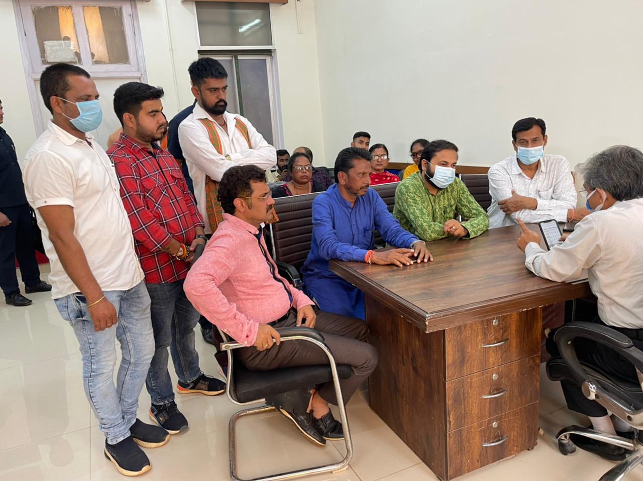 स्वास्थ्य व्यवस्थाओं व डेंगू मरीजों की जानकारी लेने भाजपा नेता पहुंचे महारानी अस्पताल