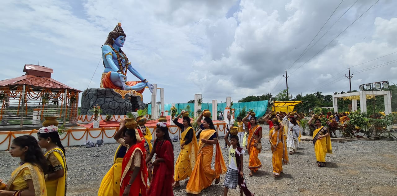 भगवान शिव की विशाल प्रतिमा के साथ बने मंदिर का अनुष्ठान दूसरे दिन भी रहा जारी, महिलाओं ने निकाली भव्य कलशयात्रा