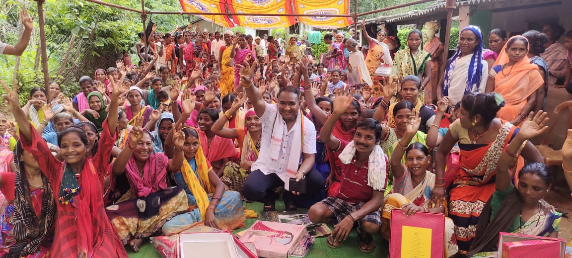 महिलाओं की समस्या सुनने फूलनार पहुँचे छबिन्द्र कर्मा, कहा महिला शक्ति दुनिया की सबसे बड़ी शक्ति, समस्याएं सुनकर दिलाया हर संभव मदद का भरोसा