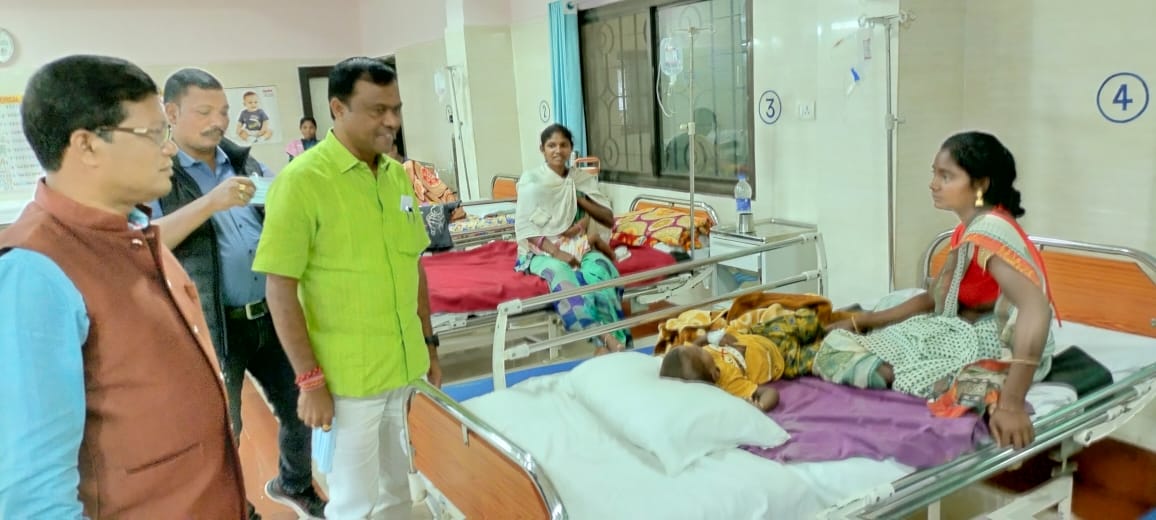 किरन्दुल NMDC परियोजना अस्पताल के औचक निरीक्षण पर पहुँचे सांसद दीपक बैज, जाना मरीज़ों का हाल, स्थानीय लोगों का मुफ्त इलाज करने प्रबंधन को लगाई फटकार