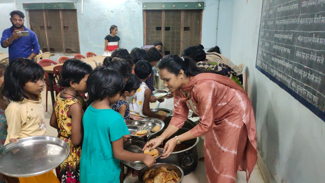 आस्था गुरुकुल के बच्चों से मिलने पहुँची जिपं अध्यक्ष तुलिका कर्मा, पहले बच्चों के लिए परोसा और फिर साथ में बैठकर किया भोजन