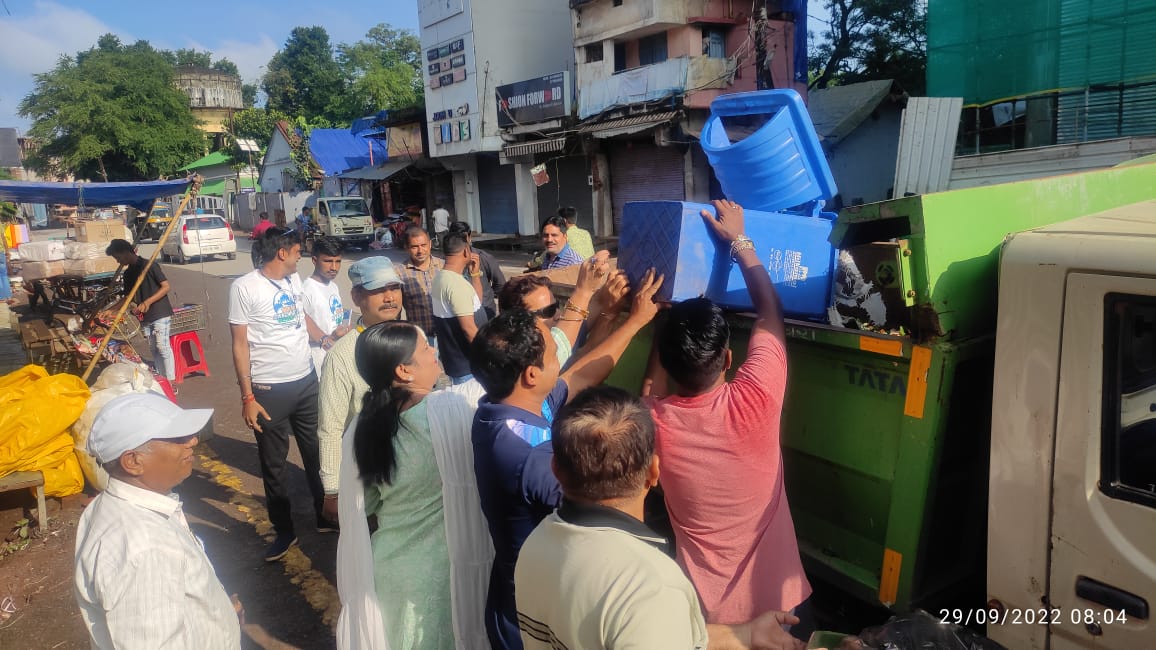 नगर निगम की टीम ने स्वच्छता के लिए चलाया ‘आमचो सुघ्घर बस्तर दशहरा’ अभियान, फूलरथ परिक्रमा स्थल की जनसहयोग से हो रही सफाई और शहर स्वच्छ रखने जनता से की अपील