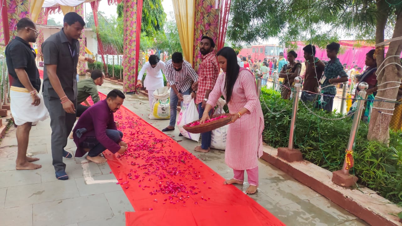 जिपं अध्यक्ष तुलिका ने नागपुर के गुलाब से सजाया माँ दंतेश्वरी का पथ, करीब 01 किलोमीटर के रास्ते पर बिछायी गुलाब की पंखुड़ी