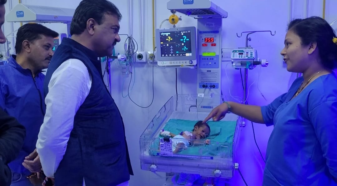 विधायक व संसदीय सचिव ‘रेखचंद जैन’ ने किया महारानी अस्पताल का रियल्टी चेक, देर रात शिशु कक्ष से लेकर ICU का किया निरीक्षण