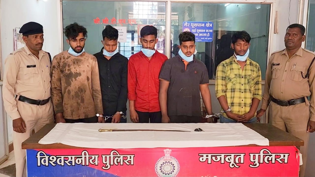 जगदलपुर शहर से लगे गोरिया बहार नाले पर युवकों ने तलवार दिखाकर खेला दहशत का खेल, वीडियो वायरल होते ही बस्तर पुलिस ने पांचो को भेजा जेल
