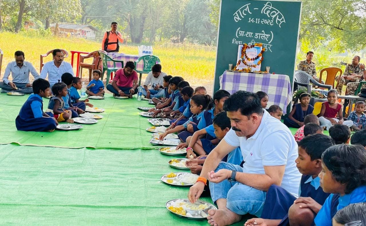 15 साल बाद खुले स्कूल में विधायक विक्रम मंडावी ने बच्चों संग मनाया बाल दिवस, बच्चों के साथ खेलने के बाद किया भोजन, चाचा नेहरू को याद करते हुए कहा “बच्चे देश के भविष्य हैं”