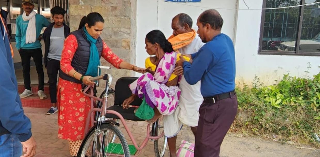 दोनों पैरों से विकलांग बुजुर्ग महिला को जिपं अध्यक्ष तुलिका कर्मा ने दिलवायी ट्रायसाइकिल, हर संभव मदद का दिया भरोसा