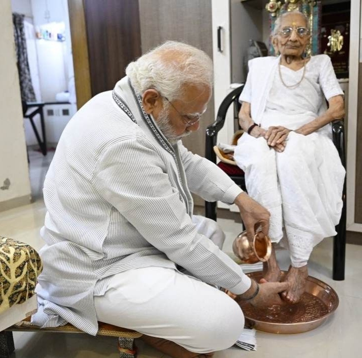 प्रधानमंत्री नरेंद्र मोदी की मां ‘हीरा बा’ का 100 साल की उम्र में निधन, अहमदाबाद के यूएन मेहता अस्पताल में सुबह 3.30 बजे लीं अंतिम सांसें