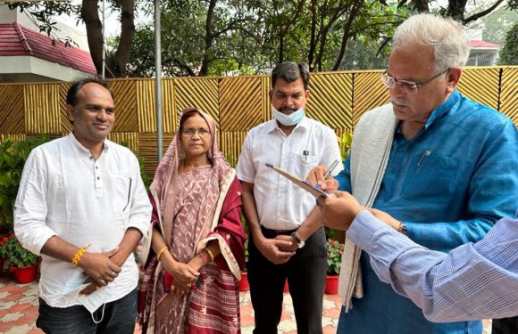 सीएम भूपेश बघेल से देवती कर्मा व तुलिका कर्मा ने की मांग, बचेली में हाउसिंग बोर्ड की जमीन पर बसे लोगों को मिलेगा पट्टा