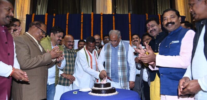 CM ने केक काटकर बस्तर के प्रभारी मंत्री को दी बधाई, कवासी लखमा को शुभकामनाएं देने जुटे मंत्री-विधायक