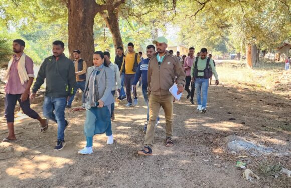 शासन की योजनाओं को जन-जन तक पहुँचाने गंजेनार पहुँची जिपं अध्यक्ष, ग्रामीणों ने बताई अपनी समस्या, तुलिका ने दिलाया निराकरण का भरोसा