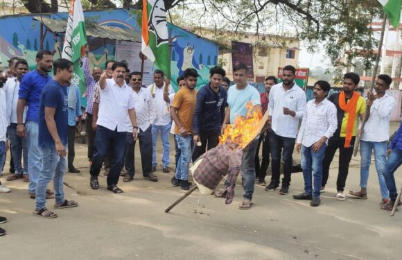 कांग्रेसियों ने किया विधानसभा नेताप्रतिपक्ष नारायण चंदेल का पुतला दहन