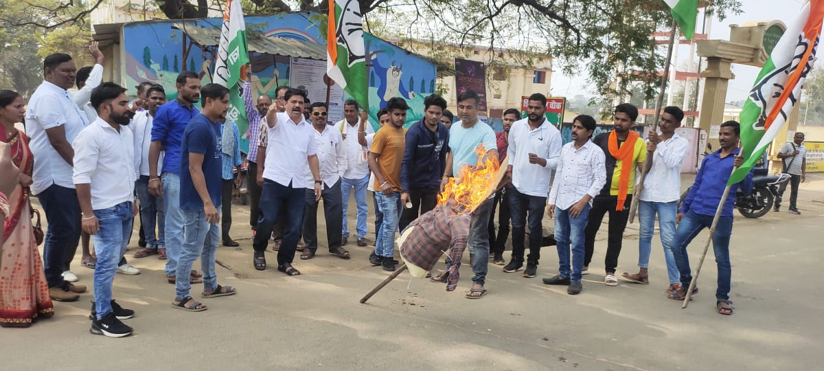 कांग्रेसियों ने किया विधानसभा नेताप्रतिपक्ष नारायण चंदेल का पुतला दहन