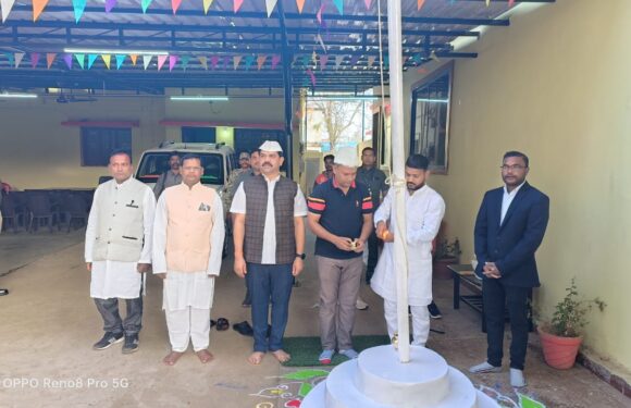 गणतंत्र दिवस पर राजेश जैन ने विधायक निवास बीजापुर में फहराया राष्ट्रध्वज
