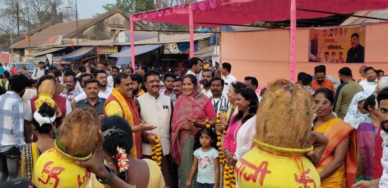 विधायक-संसदीय सचिव रेखचंद जैन ने कार्यालय के सामने कार्यकर्ताओं के साथ किया भगवान श्री बालाजी की विशाल शोभायात्रा का स्वागत