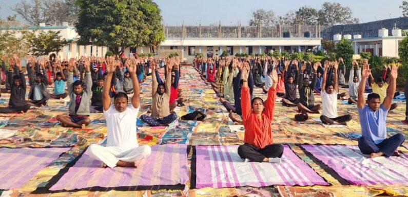 जेल में आयोजित पांच दिवसीय योगा शिविर का हुआ समापन, बंदियों के साथ योगा कर तुलिका ने बताए योग के फायदे