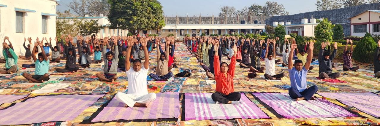 जेल में आयोजित पांच दिवसीय योगा शिविर का हुआ समापन, बंदियों के साथ योगा कर तुलिका ने बताए योग के फायदे