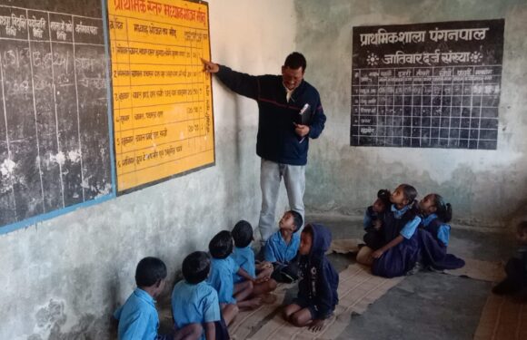 पुन: संचालित स्कूलों के निरीक्षण पर पहुंचे DEO बलीराम बघेल ने ली स्कूली बच्चों की क्लास