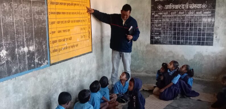 पुन: संचालित स्कूलों के निरीक्षण पर पहुंचे DEO बलीराम बघेल ने ली स्कूली बच्चों की क्लास