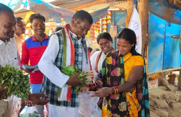 हाथ से हाथ जोड़ो अभियान में शामिल होने बीजापुर पहुंचे मंत्री ‘कवासी लखमा’ नैमेड में ग्रामीणों से सब्जी खरीदते आए नजर, ग्रामीण हुए गदगद